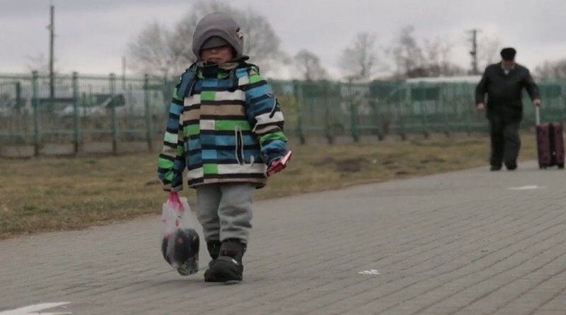 Maleni dječak sam i uplakan ulazi u drugu zemlju, u rukama ima samo jednu vrećicu