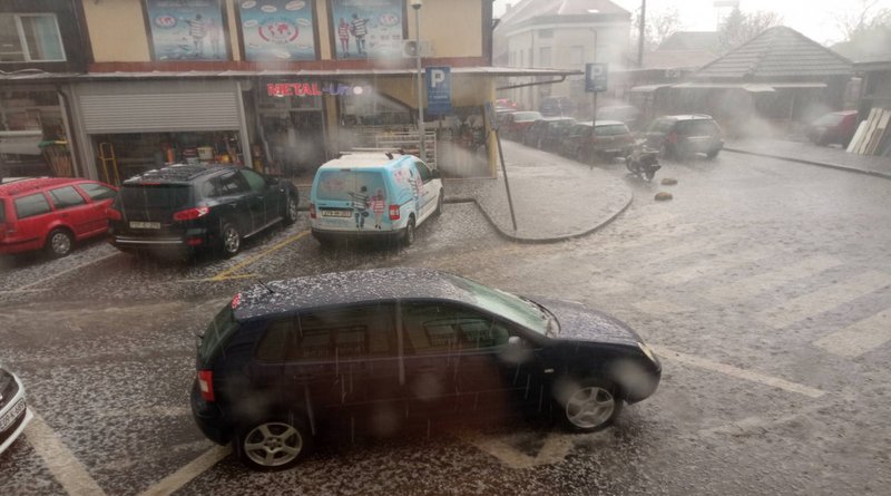 Snažno nevrijeme u Tuzli: Pogledajte kako je grad zabijelio ulice