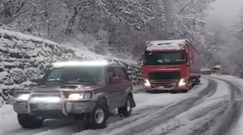 VIDEO Kamion uspješno izvučen uz pomoć džipa