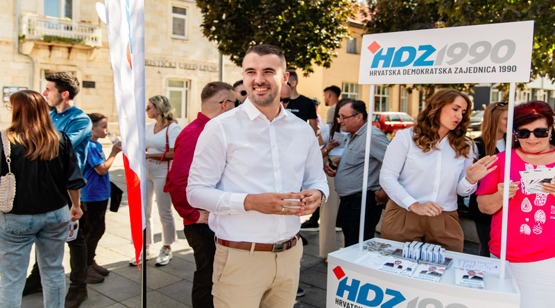 Druženjem na Trgu kralja Tomislava HDZ 1990 otvorio predizbornu kampanju u Livnu