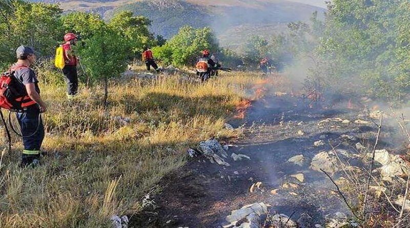 Požar na Tušnici kod Livna prijeti obiteljskim kućama