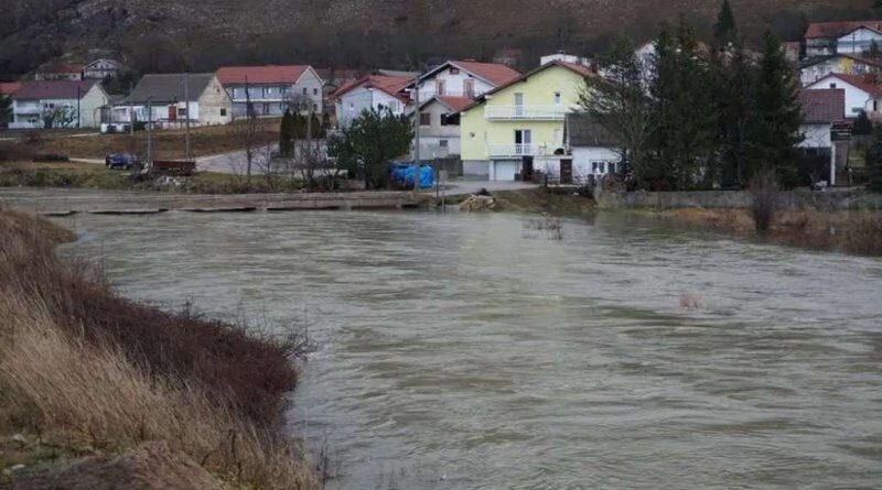 TOMISLAVGRAD: Voda ugrozila objekte i prometnice u naseljima ispod Ljubuše